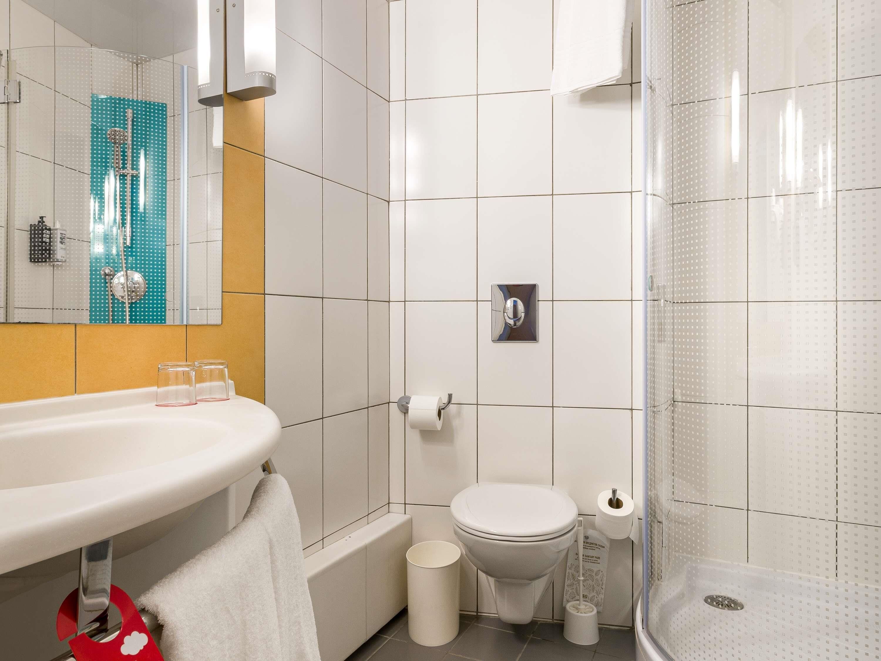 Premium Room, 1 Double Bed | In-room safe, desk, laptop workspace, soundproofing