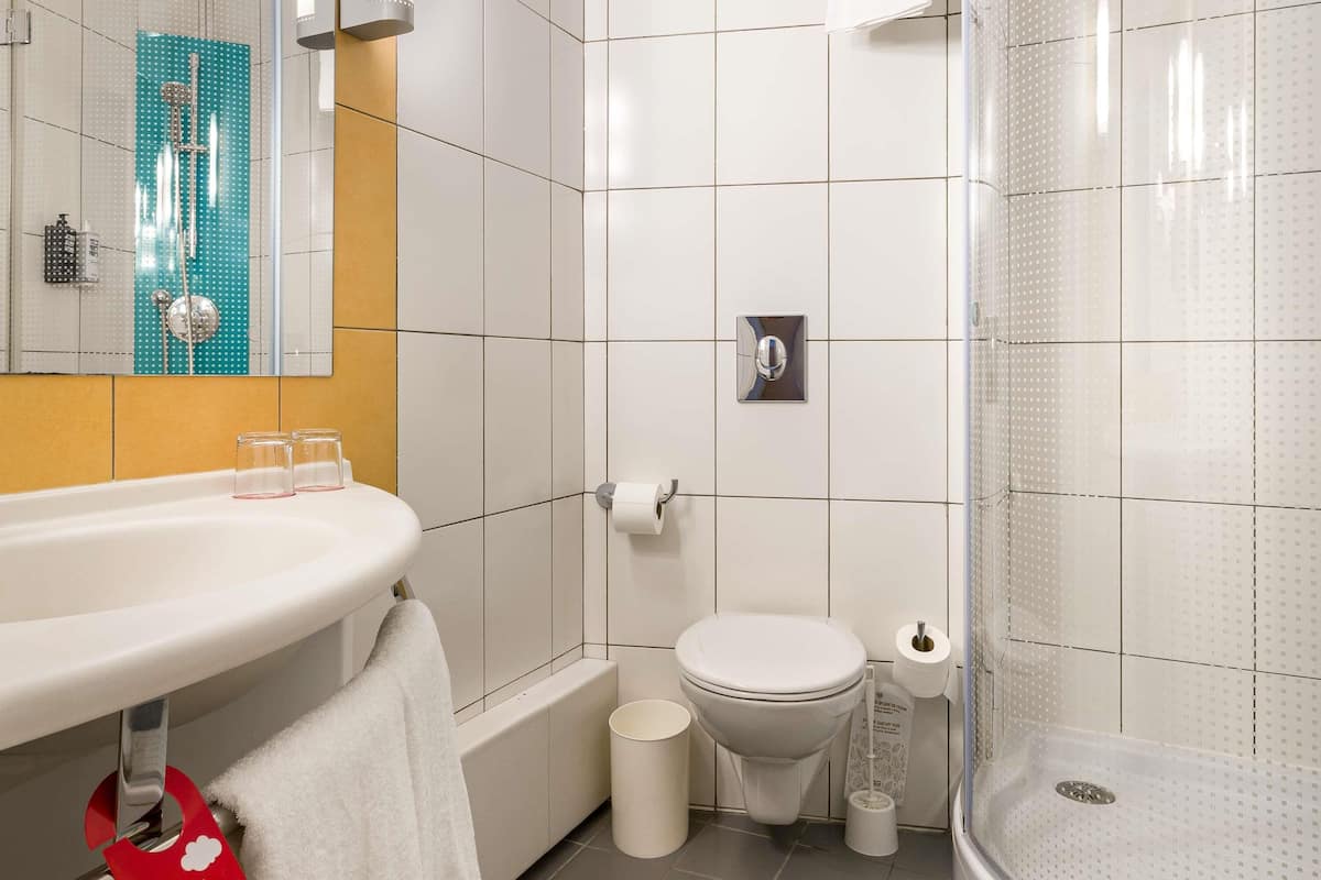 Premium Room, 1 Double Bed | In-room safe, desk, laptop workspace, soundproofing