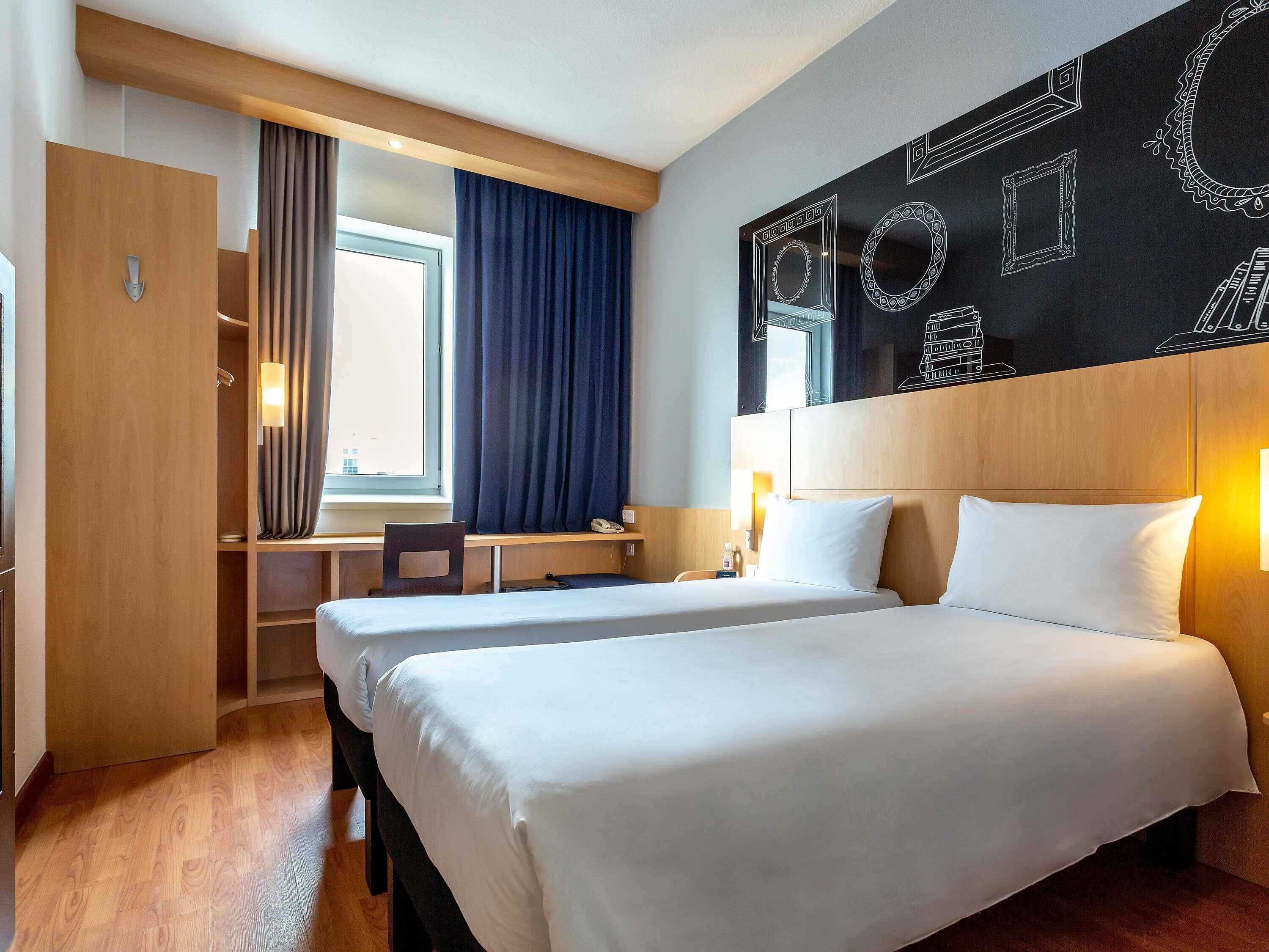 Habitación estándar, 2 camas individuales | Caja de seguridad en la habitación y escritorio 