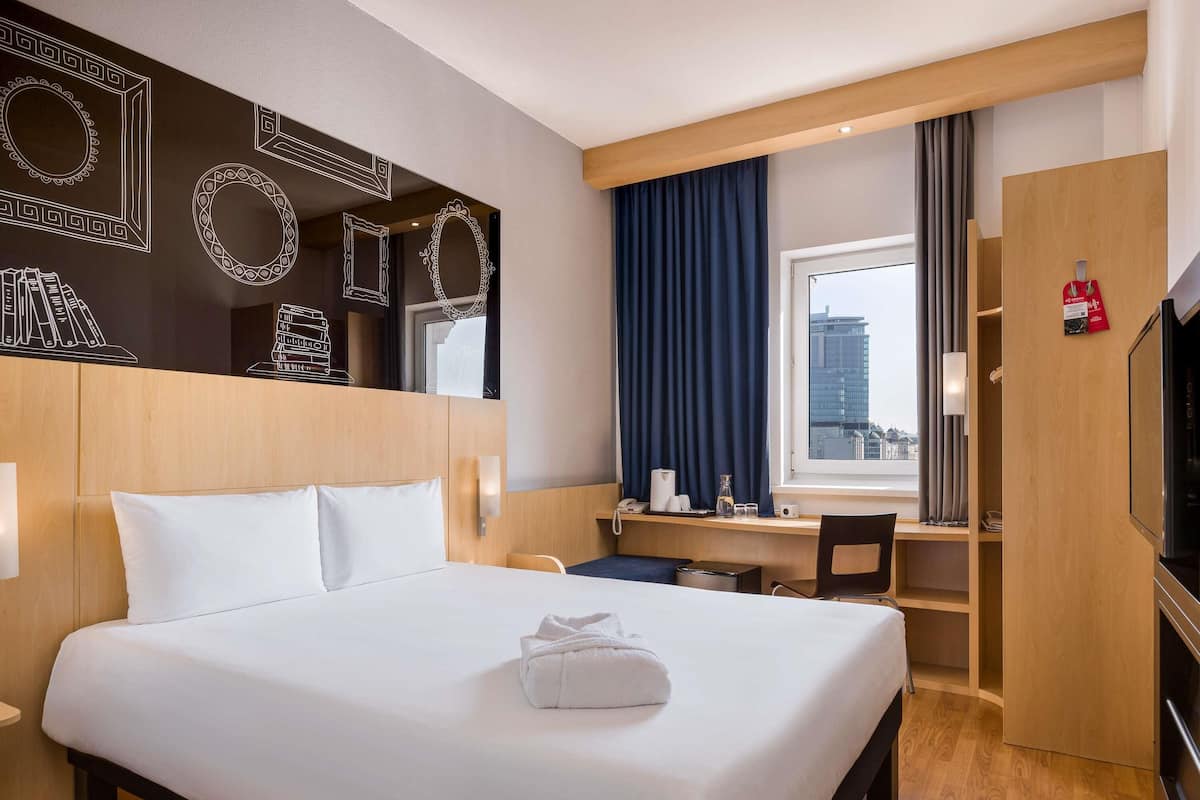 Premium Room, 1 Double Bed | In-room safe, desk, laptop workspace, soundproofing