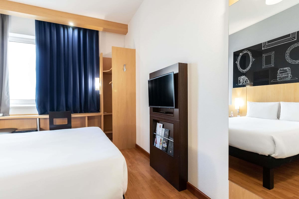 Quarto standard, 1 cama de casal | Cofres nos quartos, escrivaninha, espaço de trabalho para notebook