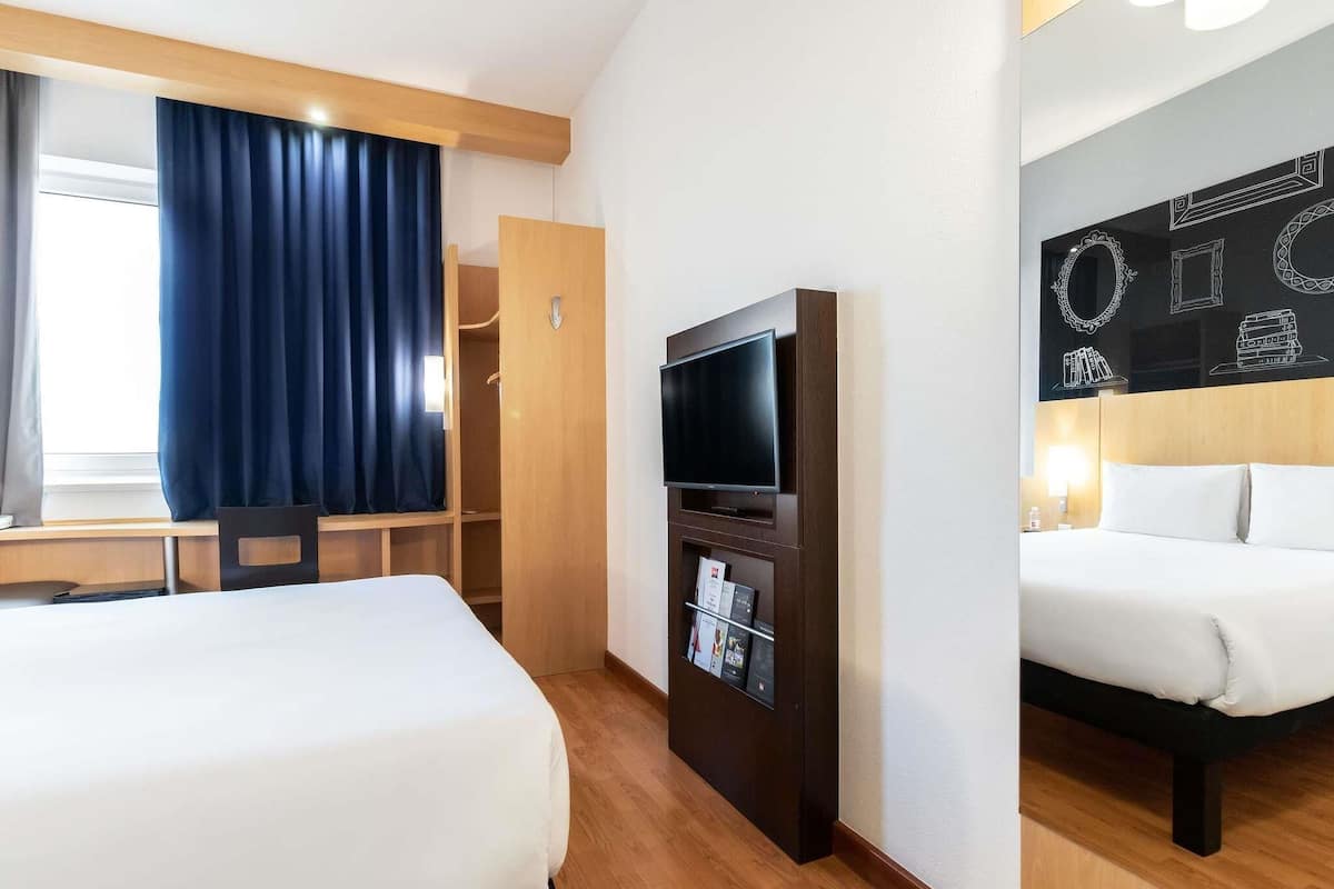Standard Room, 1 Double Bed | In-room safe, desk, laptop workspace, soundproofing