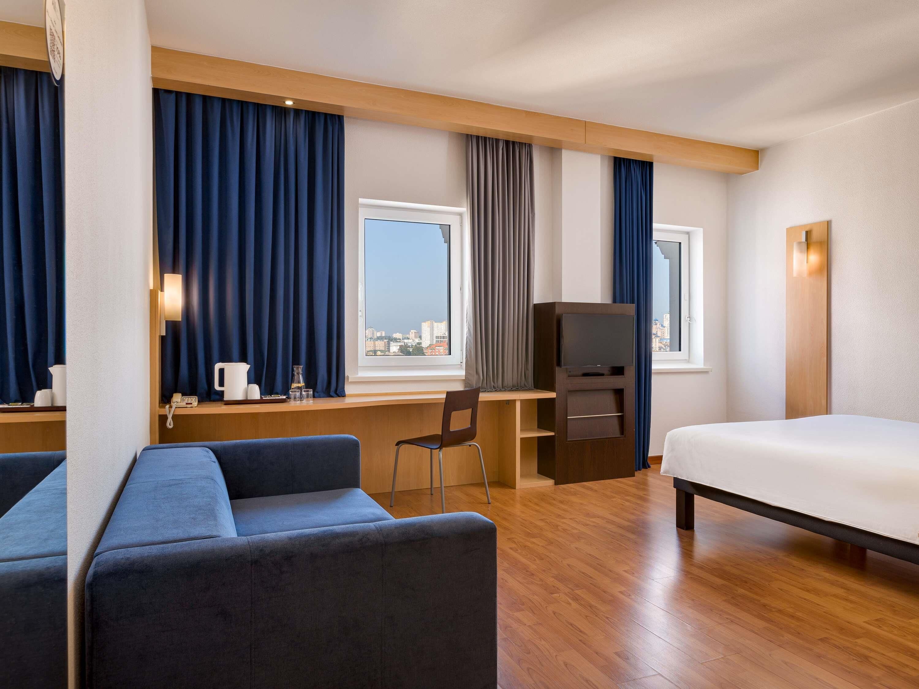 Familierom, flere senger | Safe på rommet, skrivebord, skrivebord for bærbar PC og lydisolert