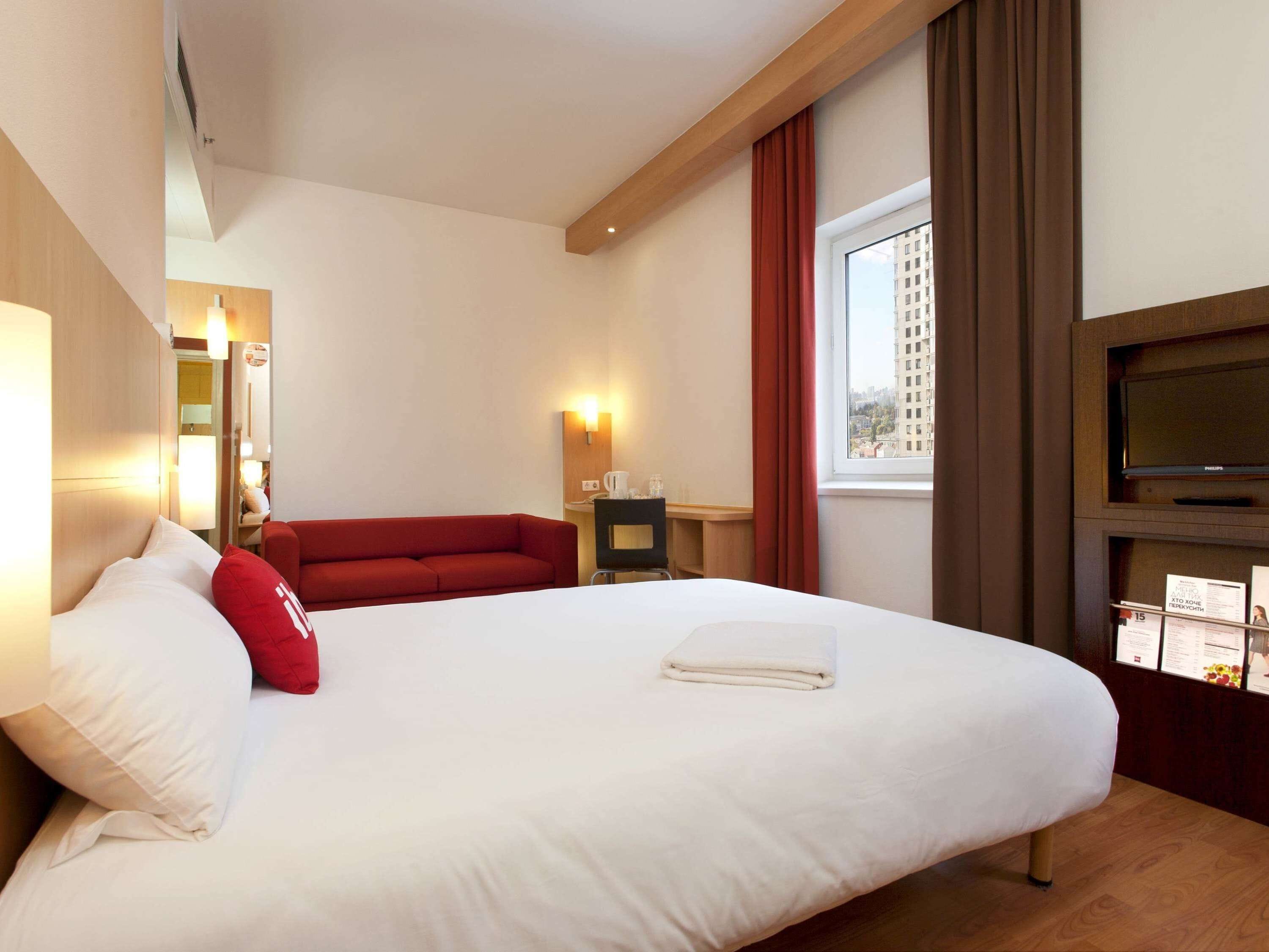 Habitación familiar, varias camas | Caja de seguridad en la habitación y escritorio 