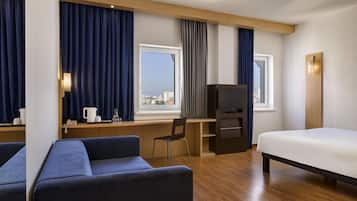 Family Room, Berbilang Katil | Peti besi dalam bilik, meja, ruang kerja komputer riba, kalis bunyi