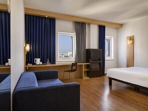 Chambre Familiale, plusieurs lits | Coffres-forts dans les chambres, bureau