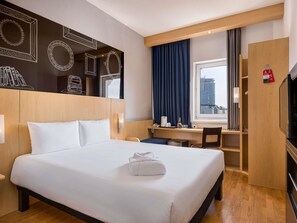 Premium-huone, 1 parisänky | Tallelokero huoneessa, työpöytä