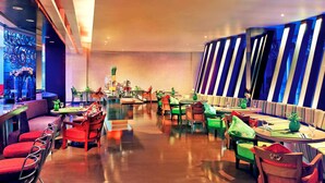 Un restaurante moderno con diversas opciones de asientos, incluyendo cabinas y mesas altas.