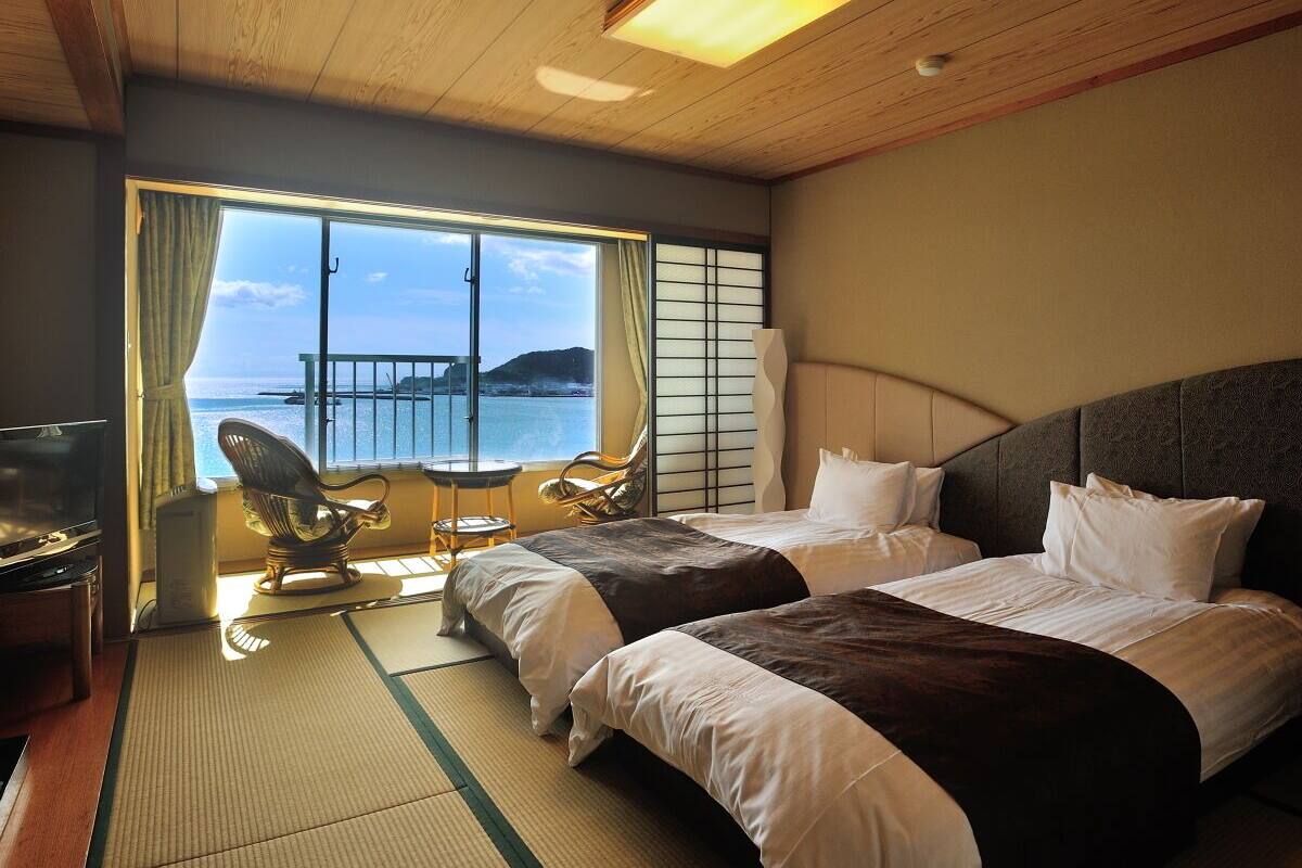 标准双床房, 海洋景观 (Japanese Style, w/Twin Beds) | 客房内保险箱、遮光窗帘、熨斗/熨板、免费 WiFi