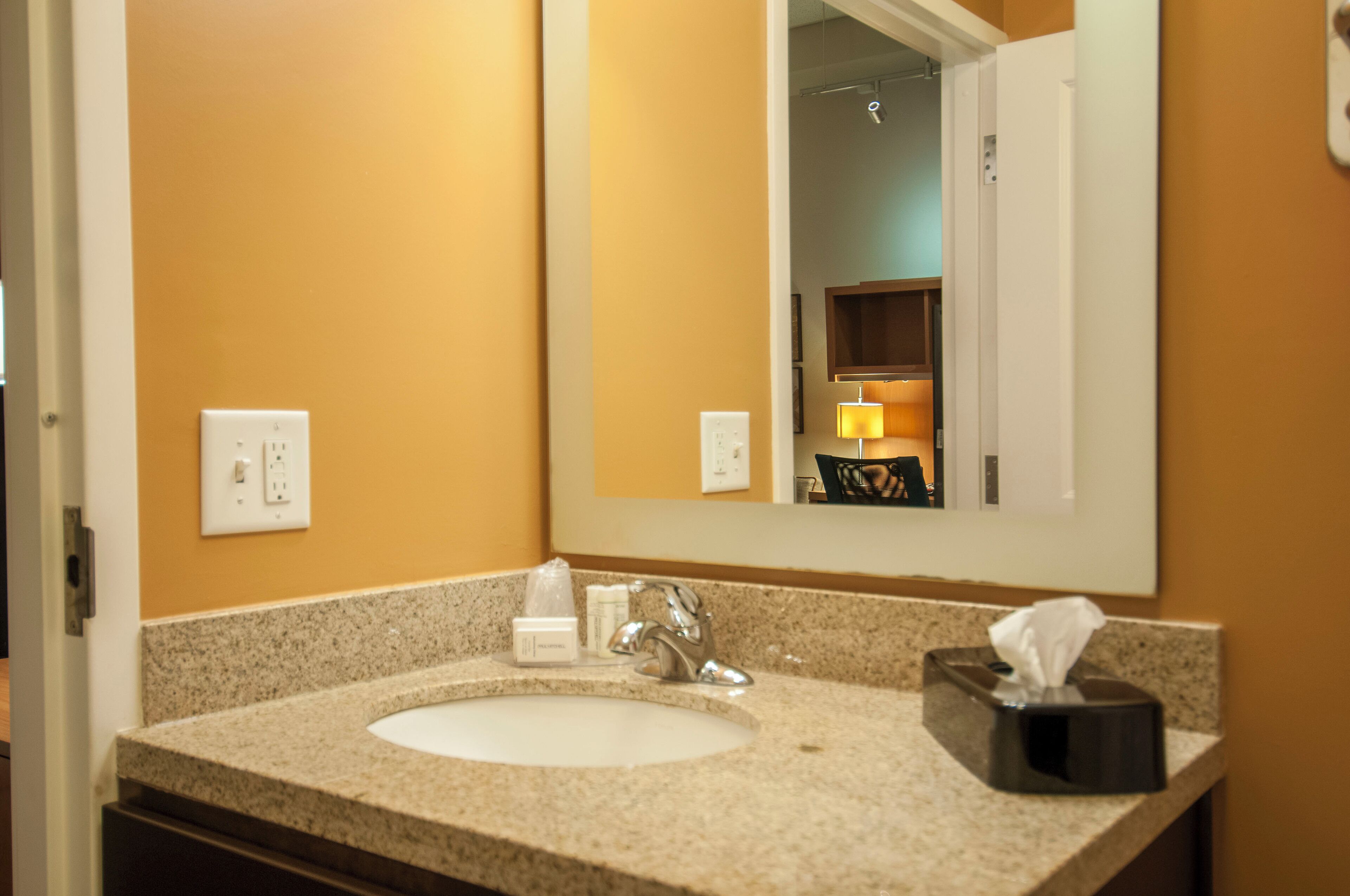 combined shower/bathtub, hair dryer, towels