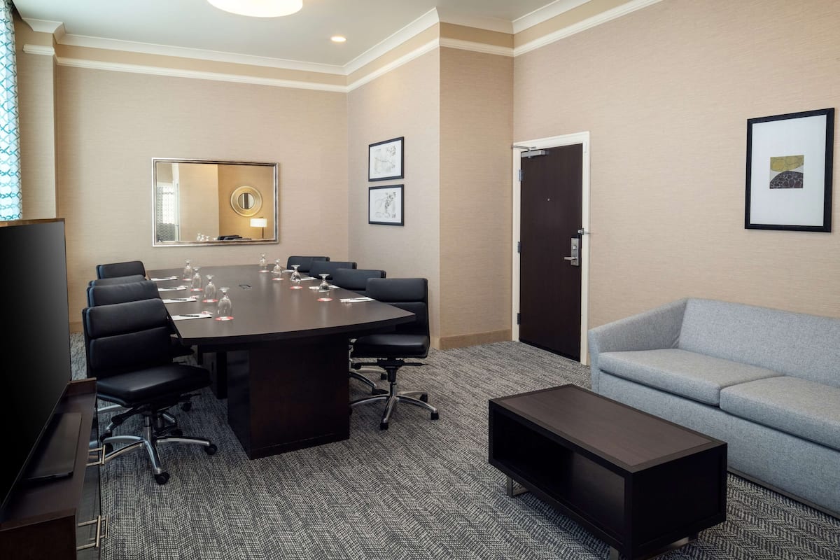 Executive Suite, 1 King Bed with Sofa bed, Non Smoking (Conference) | Living area | 50-inch flat-screen TV with cable channels, TV, Netflix