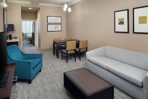 Living area - Embassy Suites by Hilton St. Louis Downtown (St. Louis)