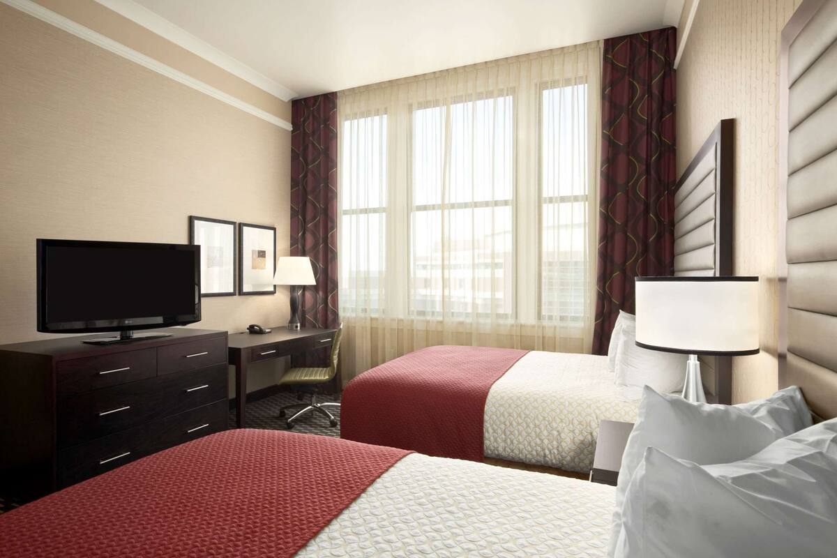 premium bedding, pillow-top beds, in-room safe, desk