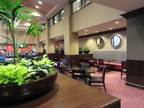 Breakfast and dinner served, American cuisine - Embassy Suites by Hilton St. Louis Downtown (St. Louis)