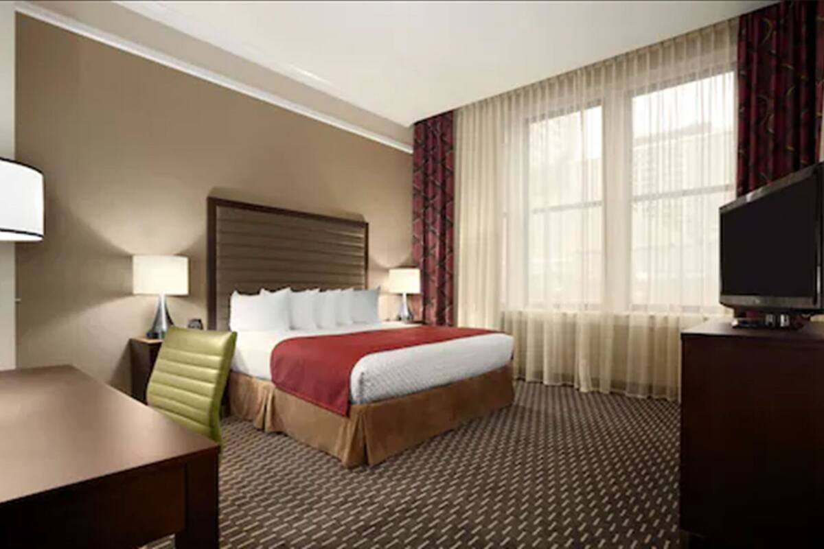 premium bedding, pillow-top beds, in-room safe, desk