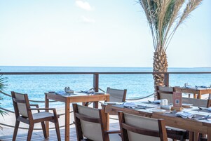 4 restaurants; breakfast, lunch, dinner and brunch served 