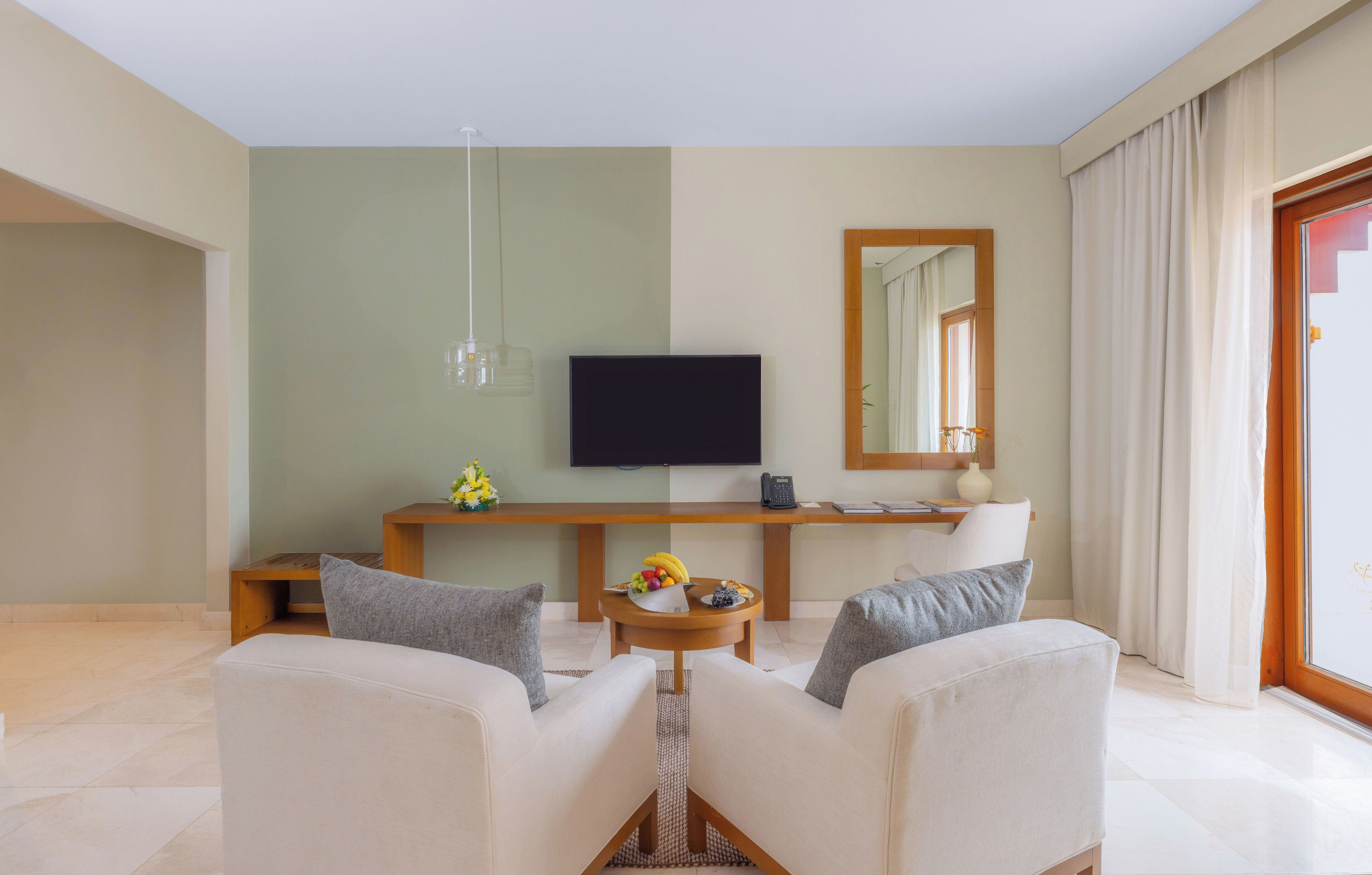 deluxe room | living area | flat-screen tv