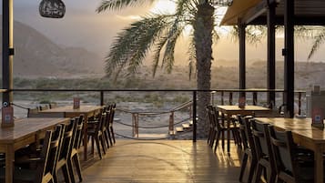 4 restaurants, breakfast, lunch served; local and international cuisine