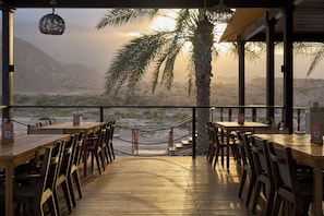 4 restaurants, spécialités Cuisine locale et internationale