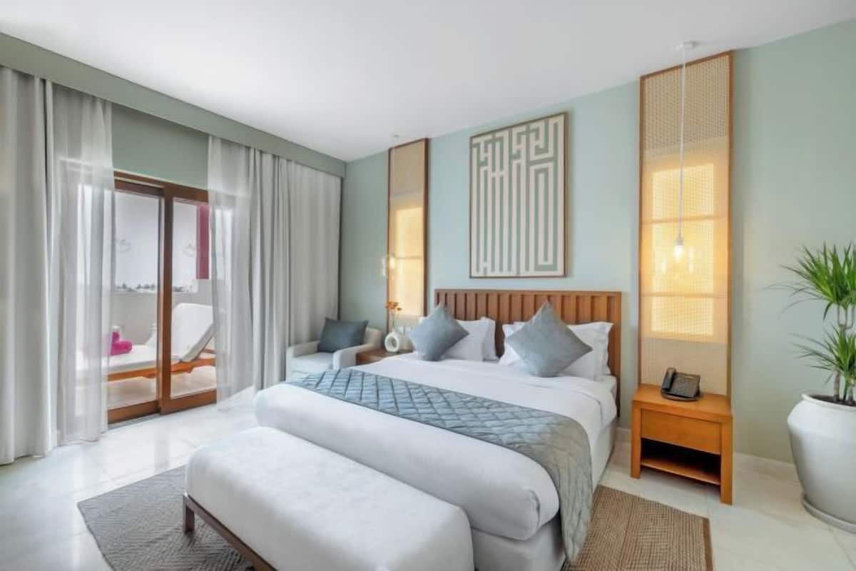Frigobar, cofres nos quartos, cortinas blackout, quartos à prova de som