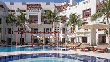 室外游泳池,提供泳池遮陽傘和日光浴躺椅