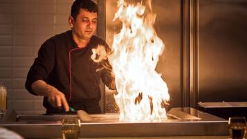 4 restaurants; breakfast, lunch, dinner, and brunch served