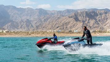 ركوب الأمواج بالألواح الشراعية أو بألواح التزلج