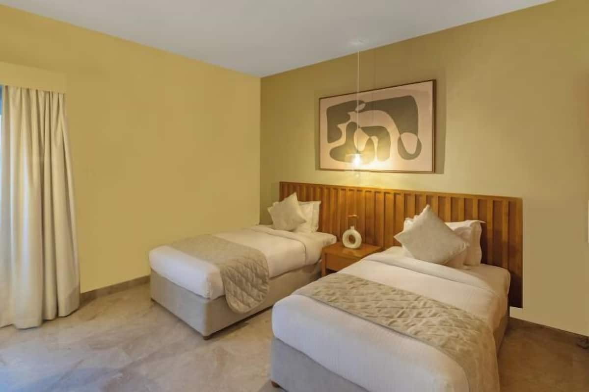 Frigobar, cofres nos quartos, cortinas blackout, quartos à prova de som