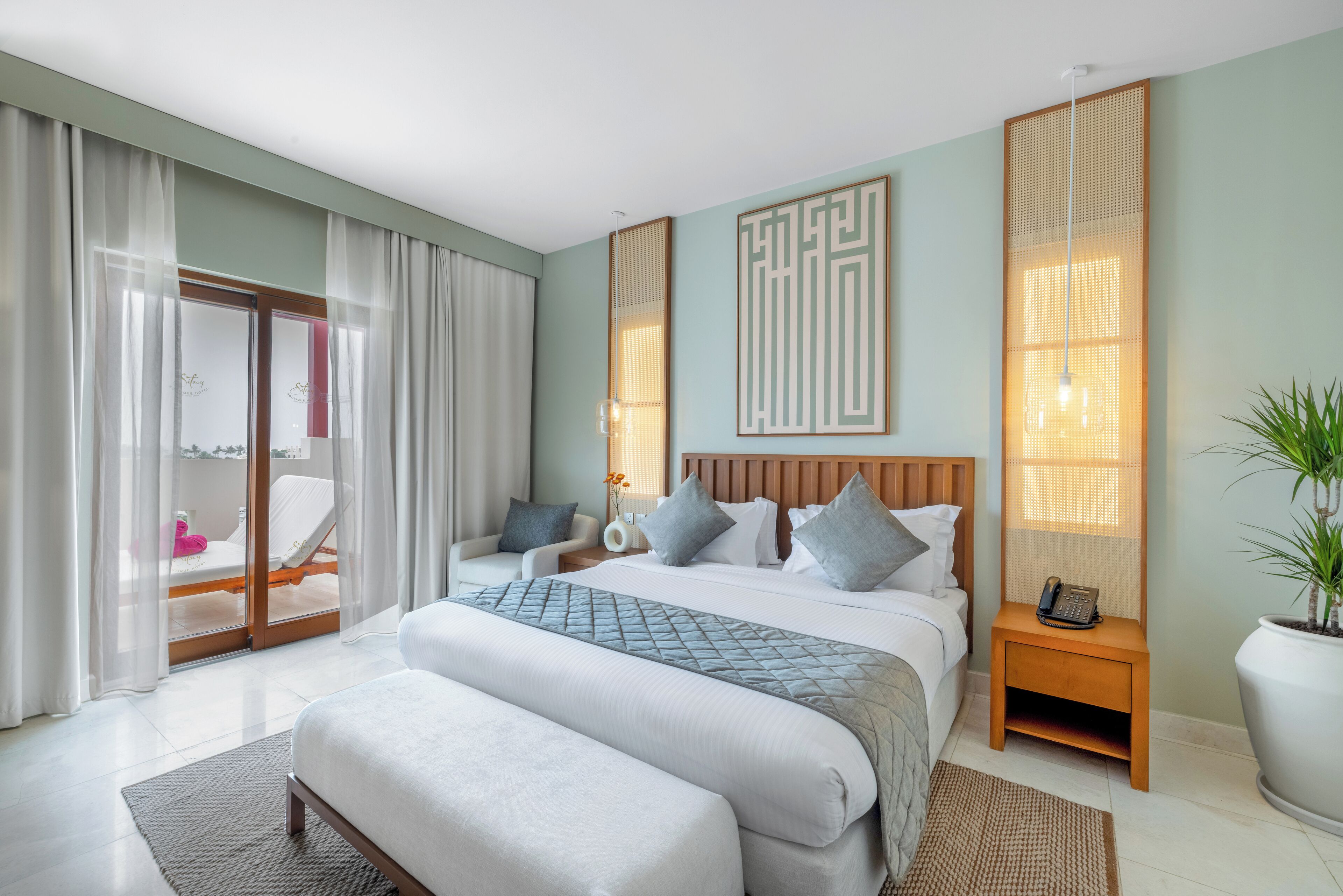 Sifawy Deluxe Suite | Minibar, in-room safe, blackout drapes, soundproofing