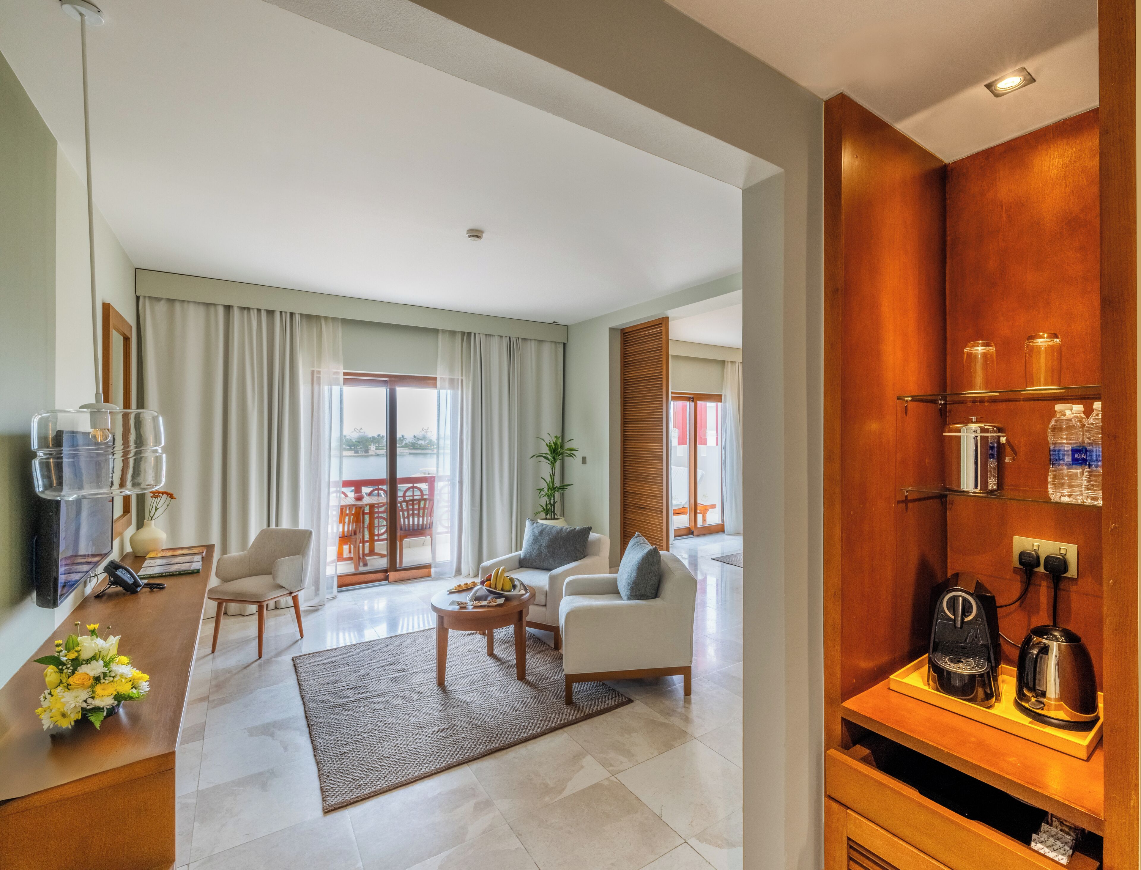 Kamer | Een minibar, een kluis op de kamer, verduisterende gordijnen
