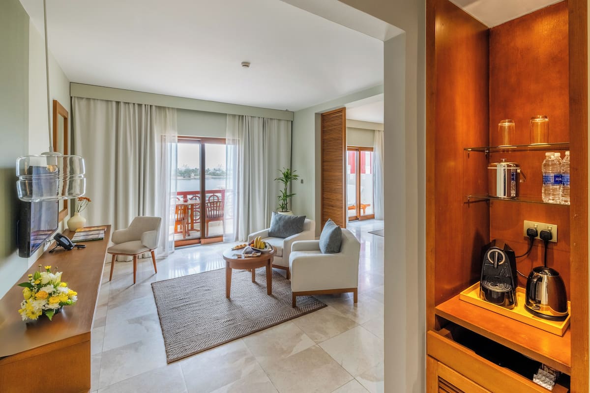 Marina Suite | Minibar, in-room safe, blackout drapes, soundproofing