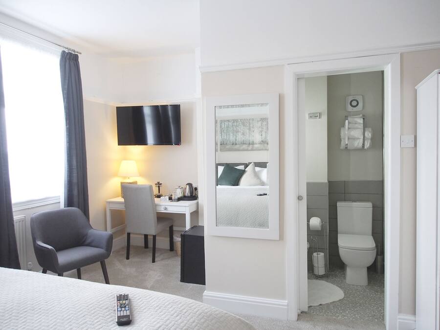 Décoration personnalisée, fer et planche à repasser, Wi-Fi gratuit