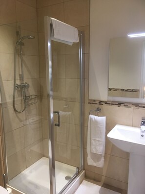 Double Room | Bathroom | Shower, hair dryer, towels - Elmdon Lodge (Birmingham)