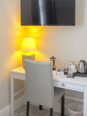 Habitación Deluxe | Decoración personalizada, tabla de planchar con plancha y wifi gratis