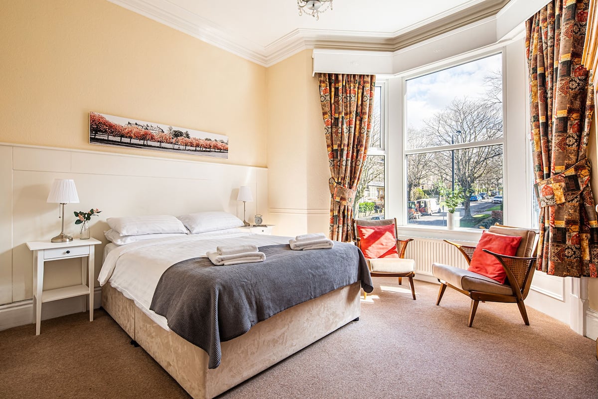Luxe tweepersoonskamer, 1 kingsize bed, niet-roken, en-suite badkamer | 1 slaapkamer, lakens van Egyptisch katoen, luxe beddengoed