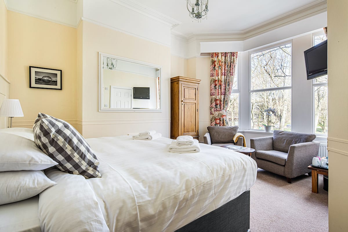 Deluxe kamer, 1 twee- of 2 eenpersoonsbedden, en-suite badkamer, uitzicht op tuin | 1 slaapkamer, lakens van Egyptisch katoen, luxe beddengoed
