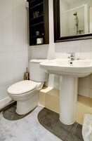 Ducha, artículos de higiene personal ecológicos y secador de pelo