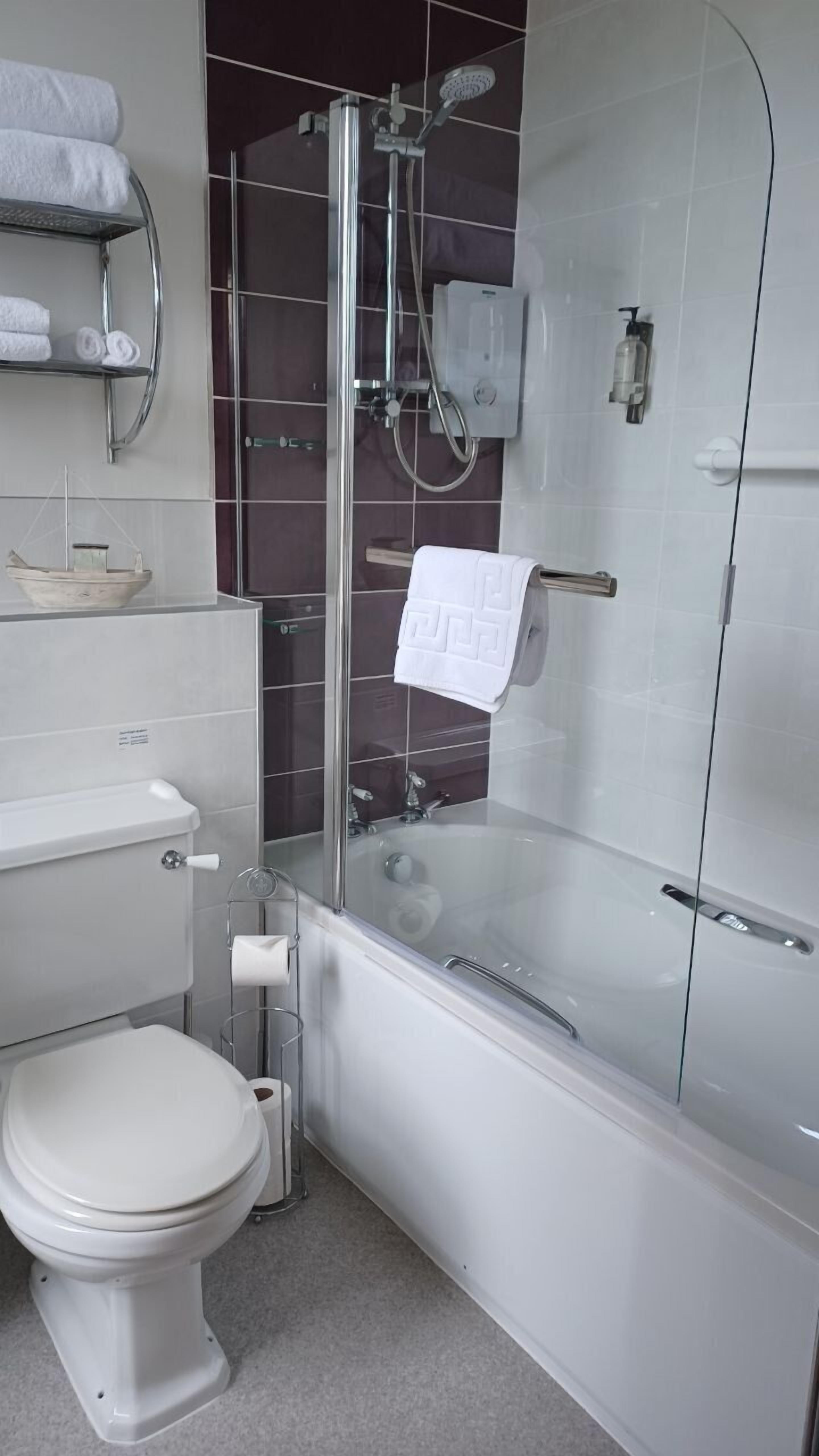 Une salle de bain moderne avec une douche à parois de verre, des toilettes et une baignoire.