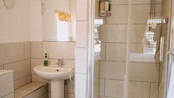 Superior Double Room, Ensuite, Garden View (King Bedroom, ) | Bathroom