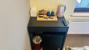 A small kitchenette with a coffee maker, kettle, and tea pot on a wooden tray. - Aultguish Inn (Garve)