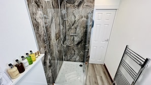 Minibar, blendingsgardiner og wi-fi (inkludert)