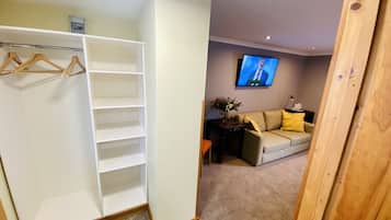 Minibar, blackout drapes, free WiFi