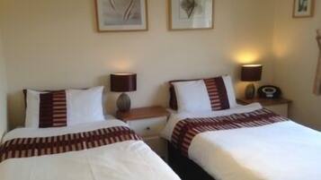 خزنة داخل الغرفة ومكتب وتجهيزات عازلة للصوت ومكواة/لوح كي