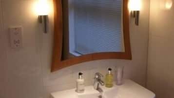 Superior Apartment | Bathroom | Free toiletries, hair dryer, bathrobes, towels