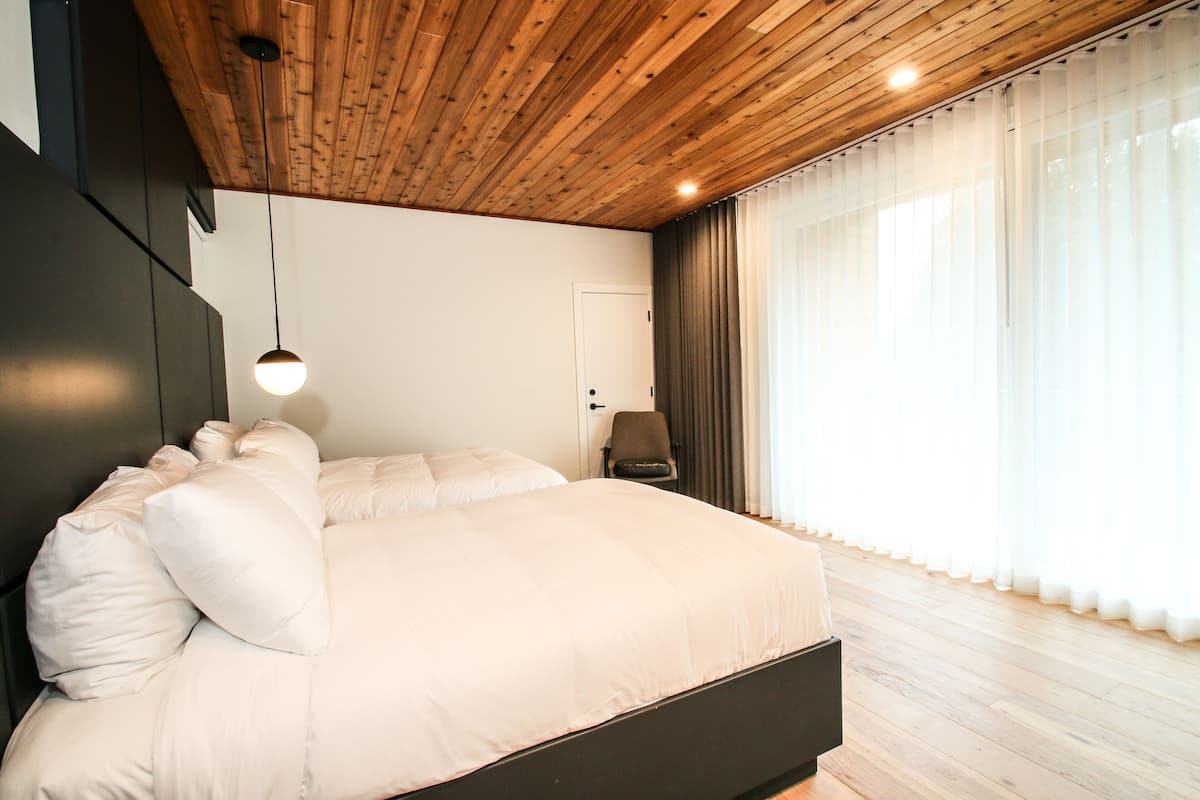 Egyptian cotton sheets, premium bedding, pillow-top beds, minibar