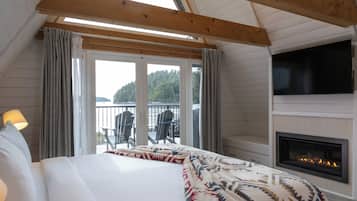 Premier Cabin, Multiple Beds, Oceanfront | Egyptian cotton sheets, premium bedding, pillow-top beds, minibar