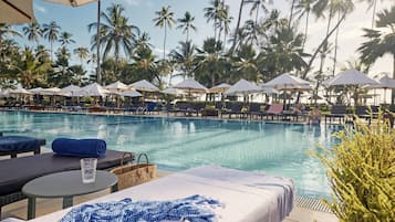 3 piscinas al aire libre, sillones reclinables de piscina