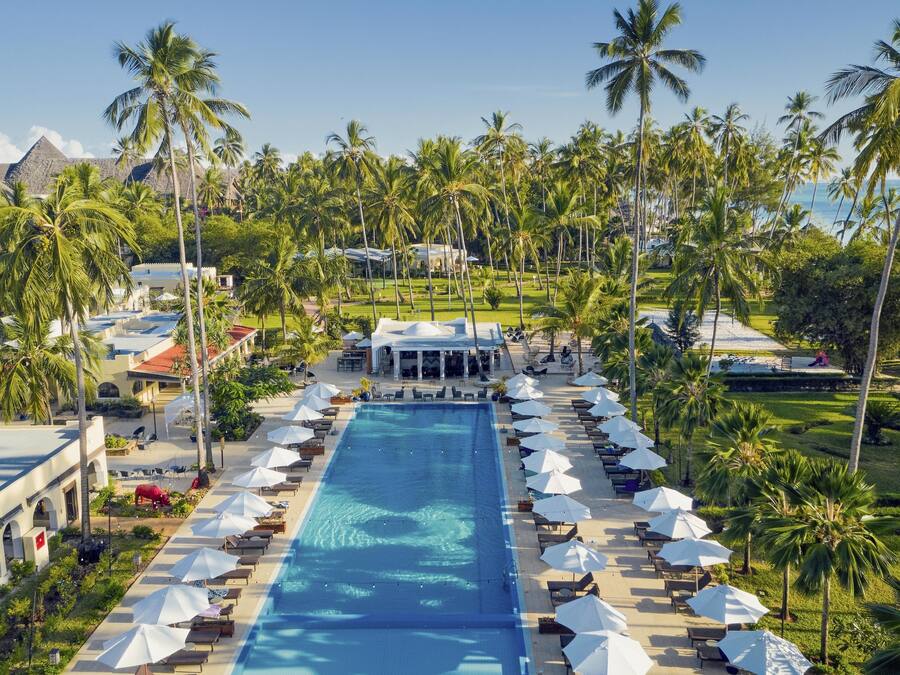 3 outdoor pools, pool loungers