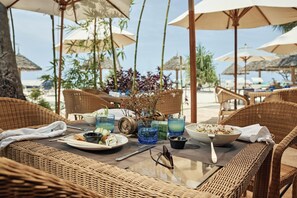5 restaurantes; se sirven desayunos y cocina local e internacional 