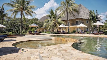 3 outdoor pools, pool loungers